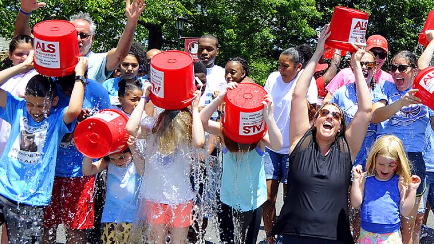 Marketing szeptany (buzz marketing) – czym jest? Rodzaje i przykłady 16 kampania als ice bucket challenge – marketing szeptany